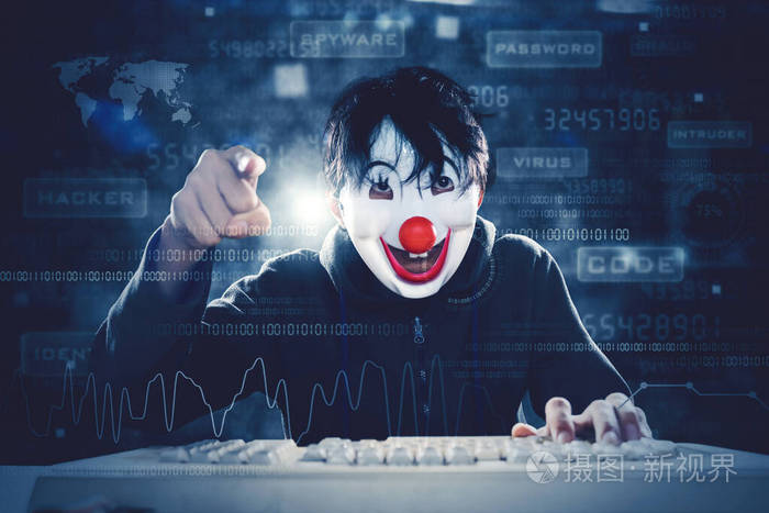 戴小丑面具的人用二进制代码指着凸轮