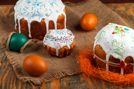 自制复活节蛋糕和彩蛋在桌上