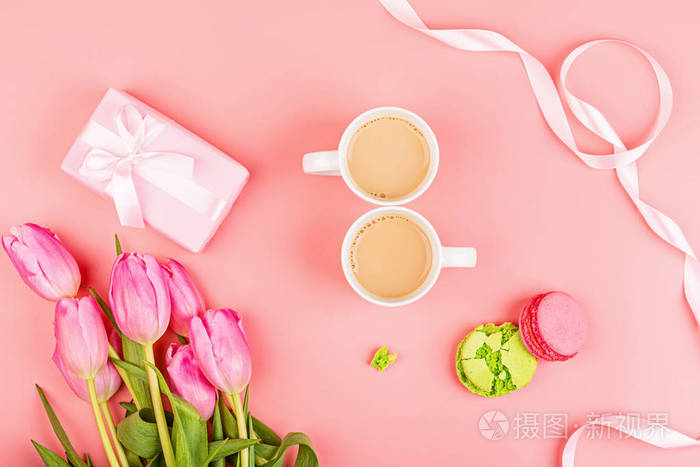 从上面看郁金香和礼品盒与五彩纸屑和复制空间 妇女节 3月8日情人节 2月 14日 平面布置样式 俯视图 模型 模板 架空 贺卡照片 正版商用图片29ll0n 摄图新视界