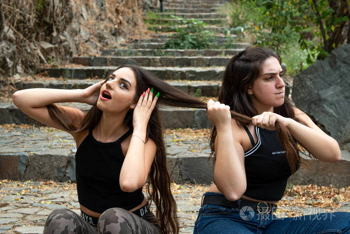 两个女人打架拉扯头发