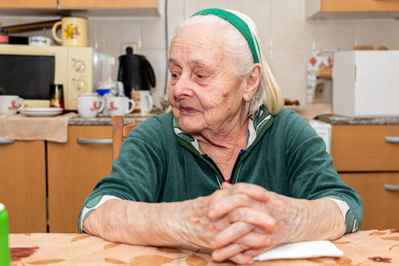 桌子 闲暇 古老的 奶奶 退休 女士 养老金领取者 成人