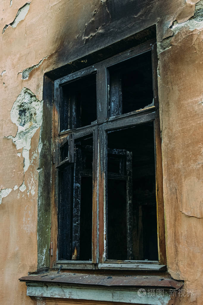被烧毁的房子的破窗