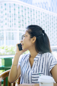 在咖啡馆打电话的女人