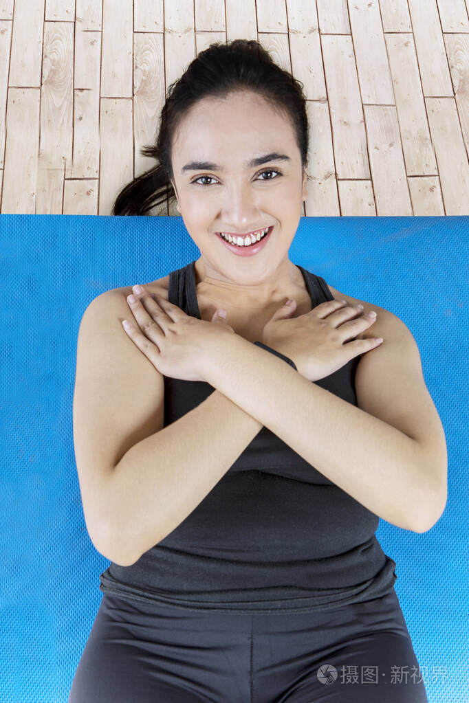 漂亮的年轻女人做仰卧起坐的俯视图
