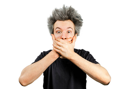 一个长头发的白发人闭上嘴,在一个孤立的白色背景下沉默照片