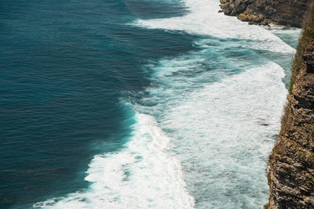汹涌的海浪冲击着海岸峭壁图片