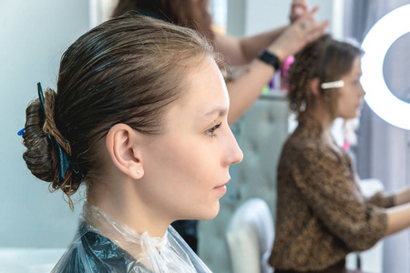 小女孩在美容院戴着护发面具，小女孩在护理过程中