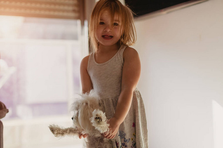 可爱的小女孩和她的狗在家