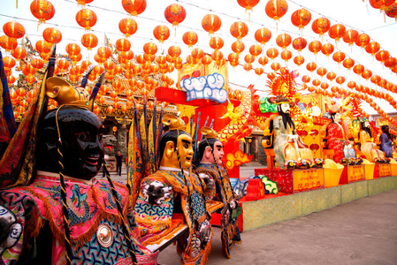 在中国新年庆典上，蓝色天空中的原始红灯笼和晚上的神灯。元宵节。