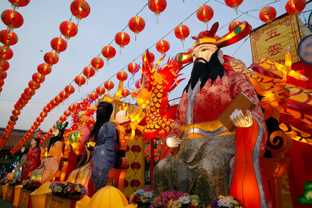 在中国新年庆典上，蓝色天空中的原始红灯笼和黄昏时的神灯。元宵节。