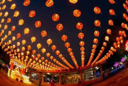 泰国农历新年庆祝活动中，黑色天空中的红灯笼和夜晚的神灯。