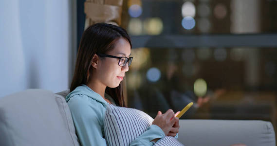 女人在家里用手机工作