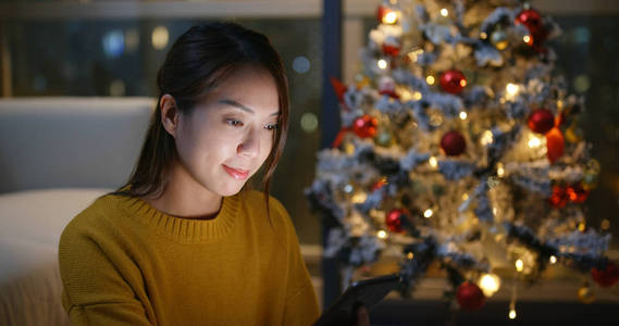 圣诞节期间女性使用手机图片