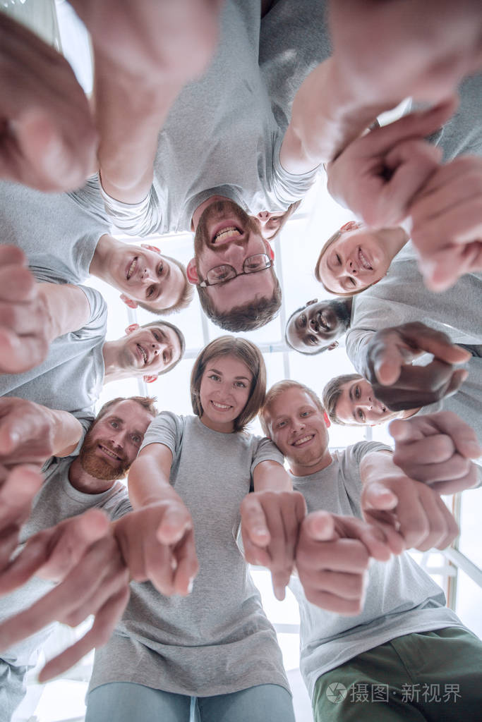 底视图一群成功的年轻人看着镜头