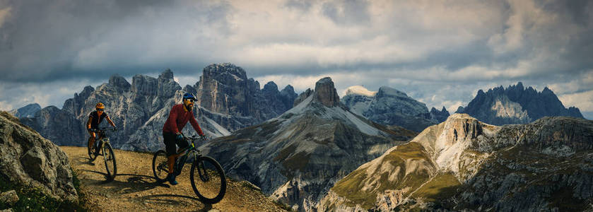 骑自行车在白云石户外探险。骑自行车的女人和男人