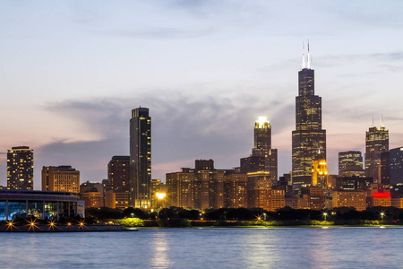 美丽的芝加哥天际线和海滨在黄昏，伊利诺伊州，美国