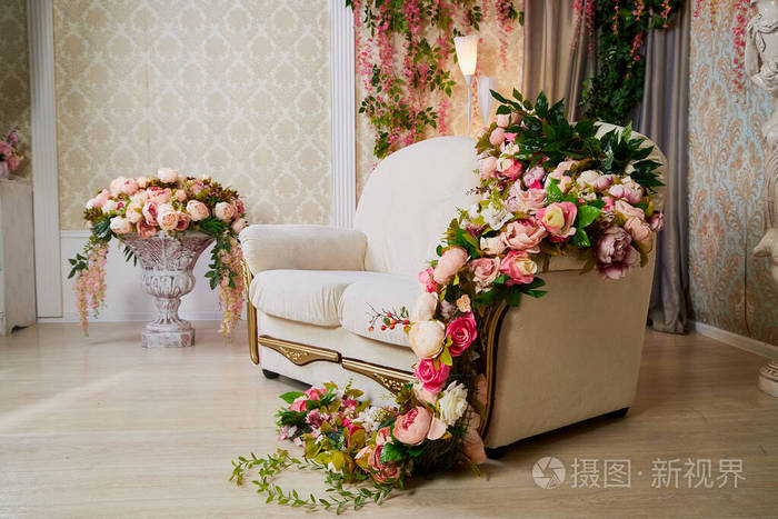 客厅有白色沙发和许多不同的花朵春天的室内有一个带鲜花的摄影棚和一