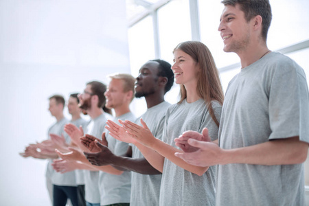 想象一下一群年轻人站成一排鼓掌.照片