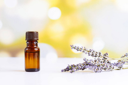 薰衣草精油瓶图片-薰衣草精油瓶素材-薰衣草精油瓶插画-摄图新视界