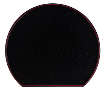 生锈的背景下,金属烤漆板黑色亮漆烤牛肉碗生面团在黑金属烤漆窗体烤