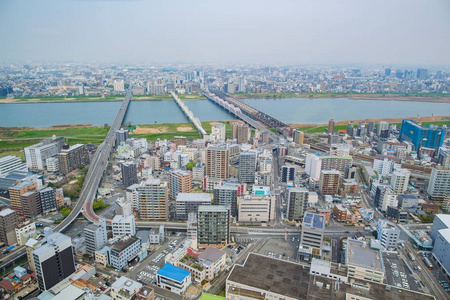 日本大阪2015年4月16日从Umeda Sky B看到大阪城市景观