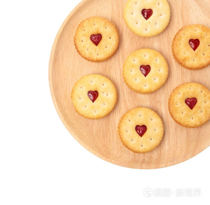 一盘圆形饼干曲奇或饼干心与稻草