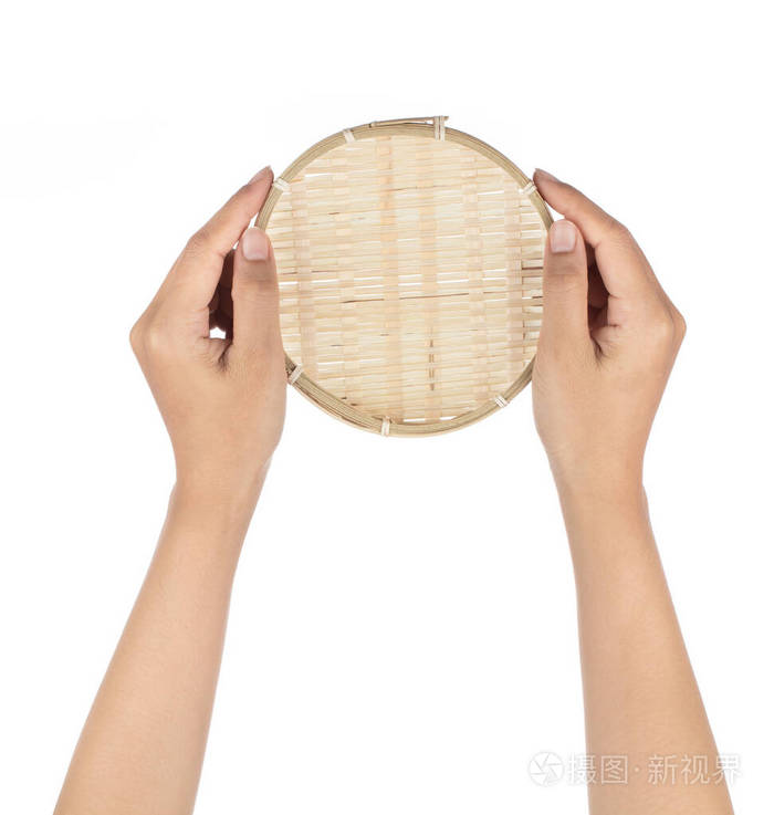 白色背景上独立的手持竹制簸箕