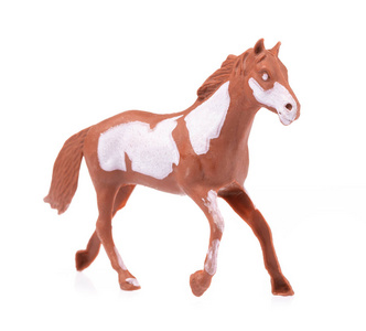 白色背景上隔离的塑料玩具马照片