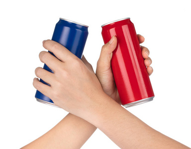 白色背景上隔离的两个握手饮料罐