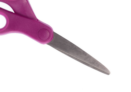 白色背景上隔离的紫色剪刀