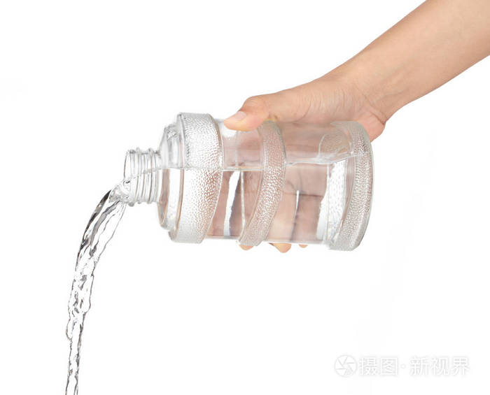 从白色背景上隔离的瓶子里倒水