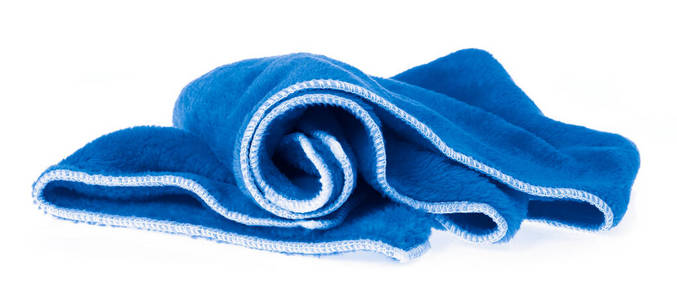 白色背景上隔离的蓝色湿巾超细纤维