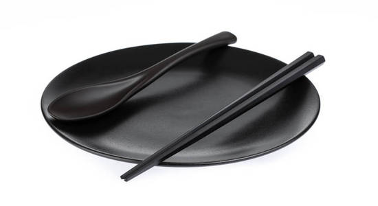 一套黑色的勺子和筷子，在白色ba上隔离盘子
