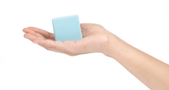 手拿着白色背景上隔离的蓝色肥皂