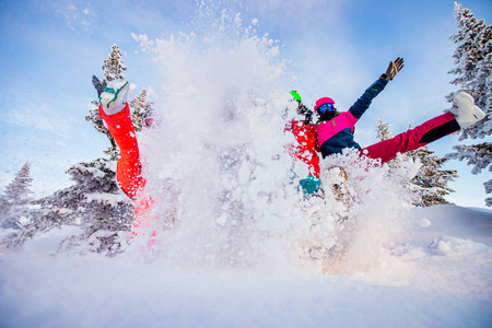 快乐的滑雪队和滑雪者玩得很开心。冬日森林日出