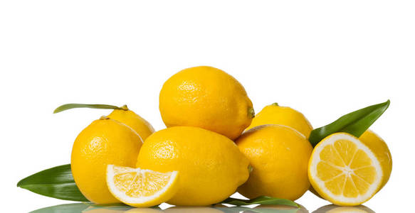 大的黄色水果和切碎的柠檬片