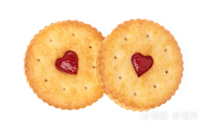 圆形饼干饼干或带草莓酱的心饼干