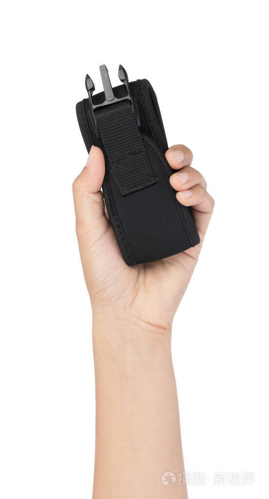 手持黑色相机皮带隔离在白色背景上