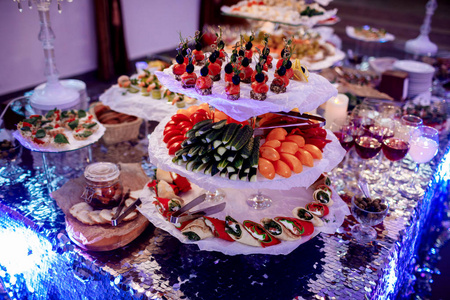 一套非常吸引人的小吃，包括蔬菜奶酪水果浆果意大利腊肠海鲜肉类和婚礼装饰