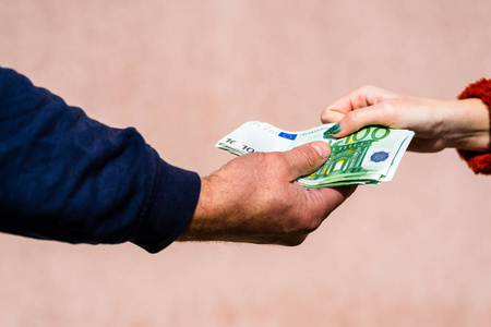 行贿,小费或薪水之类的手把手孤立起来,辛苦了照片