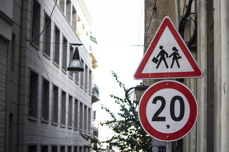 学校道路上的交通标志。上面有一个三角形的男生和女生的签名。