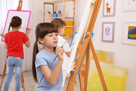 白种人 创造力 纸张 房间 女孩 艺术 水彩 油漆 照片