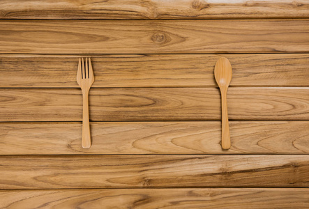 汤匙和叉子的特写镜头在浅色的桌子木背景上