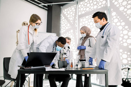在临床实验室进行试验或研究的年轻的多种族科学家.