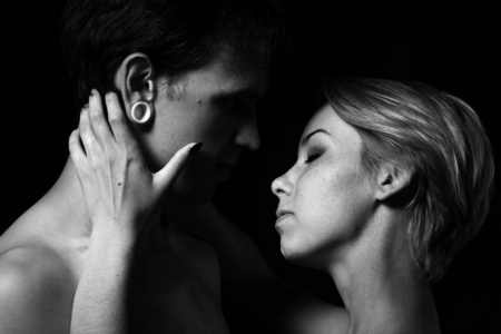 拥抱入睡黑白图片