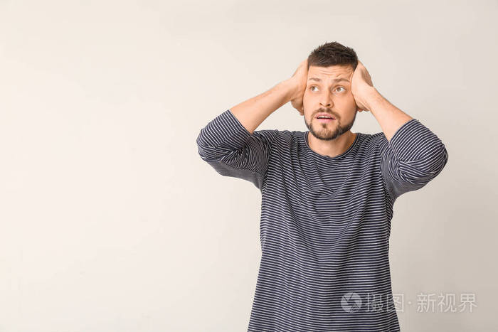 灯光背景下紧张的男人选择概念
