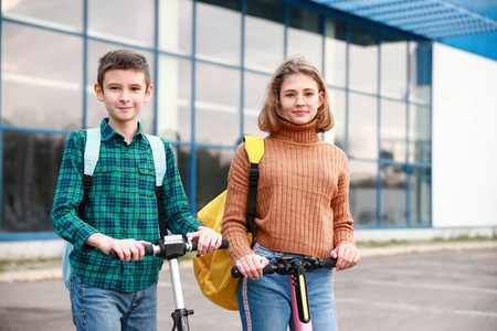 活跃青少年活跃的青少年在户外骑脚踏车照片