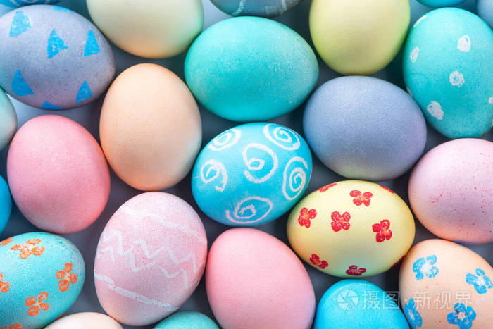 彩水染色的彩色复活节彩蛋淡蓝色背景上有美丽的图案设计理念为节日