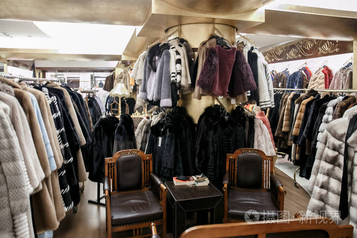 天然毛皮大衣挂在商店的衣架上冬季保暖服装的销售土耳其商店