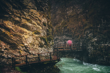 著名的温特加尔峡谷上的红色雨伞用木片拍打，自然之美，拉多夫纳河流经峡谷